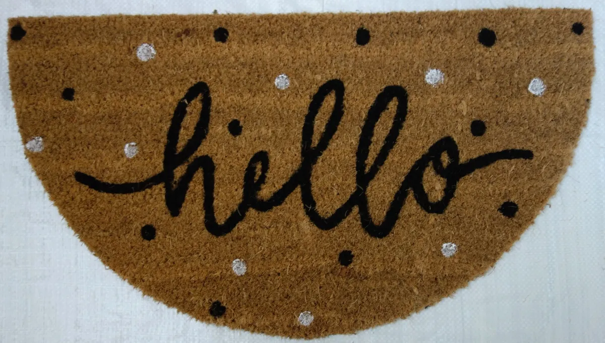 Capacho meia-lua Hello com bolinhas
