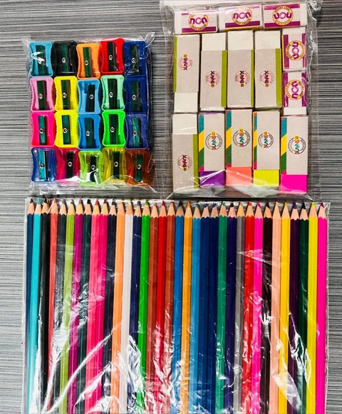 Kit com apontadores, borrachas e lápis de cor