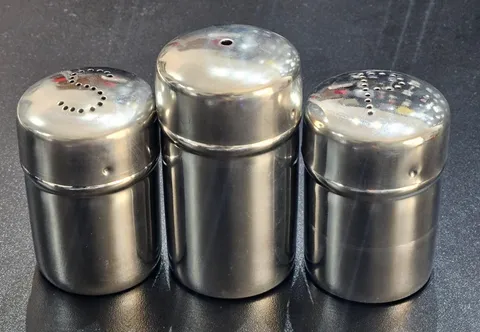 Trio de polvilhadores com tampa abaulada em inox