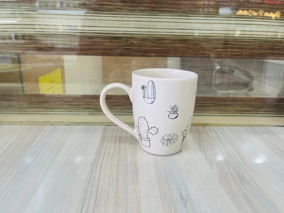 Caneca branca com desenhos de cactos