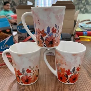 Caneca cônica com flores laranja