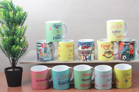 Canecas com frases e estampas coloridas sortidas
