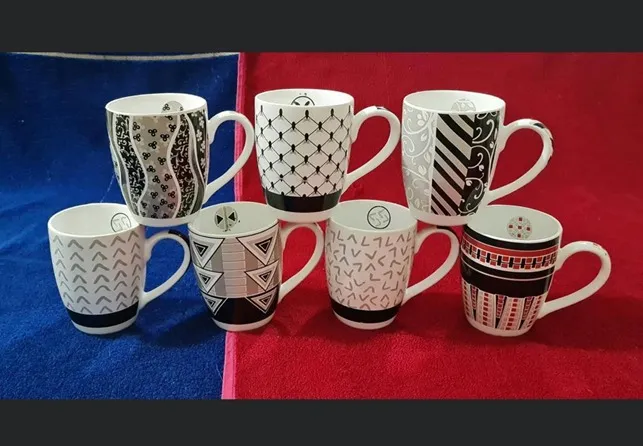 Canecas com estampas geométricas pretas e brancas