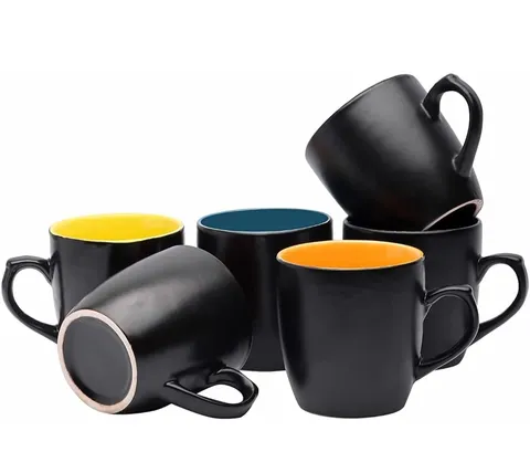 Caneca preta com interior colorido