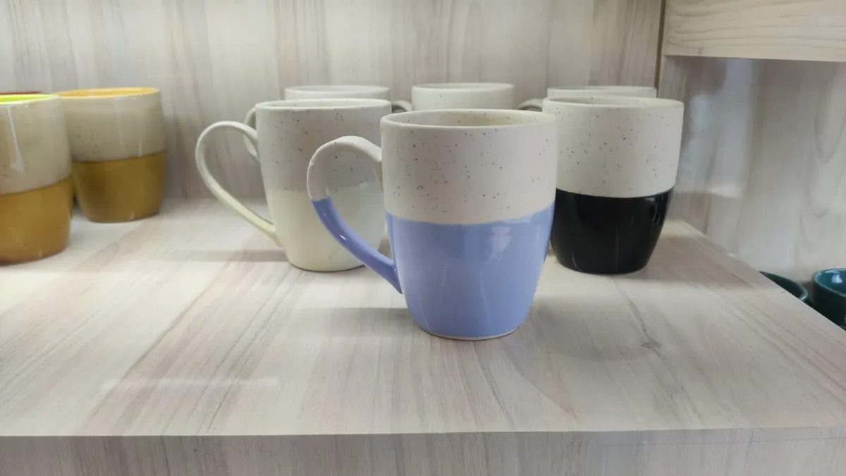 Caneca bicolor bege com base colorida