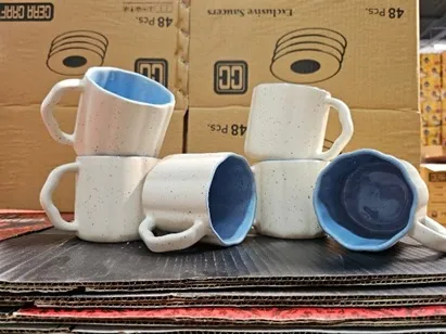 Caneca facetada branca pontilhada com interior azul