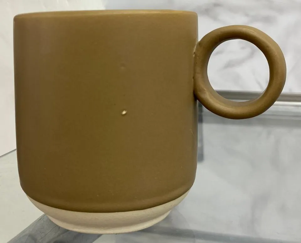 Caneca fosca mostarda com alça redonda