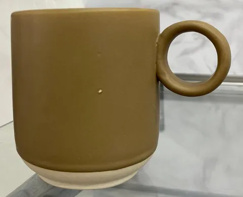Caneca fosca mostarda com alça redonda