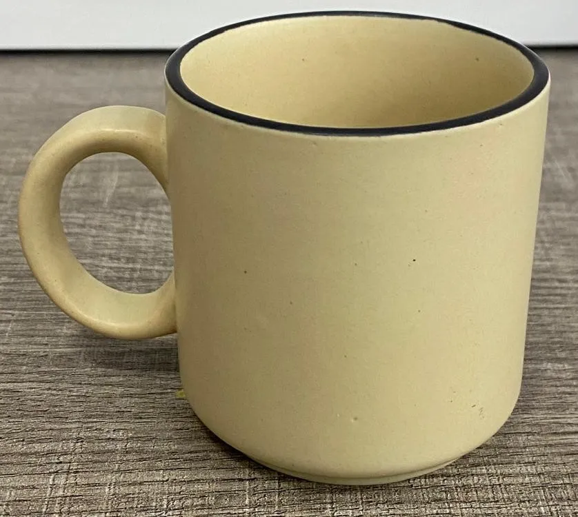 Caneca fosca bege com borda preta