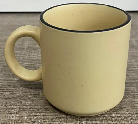 Caneca fosca bege com borda preta