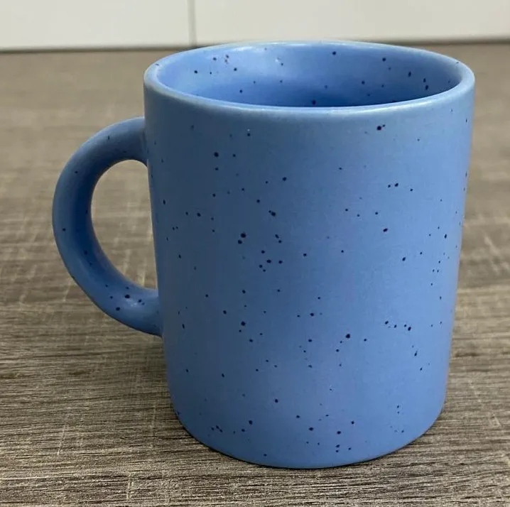 Caneca fosca azul pontilhada