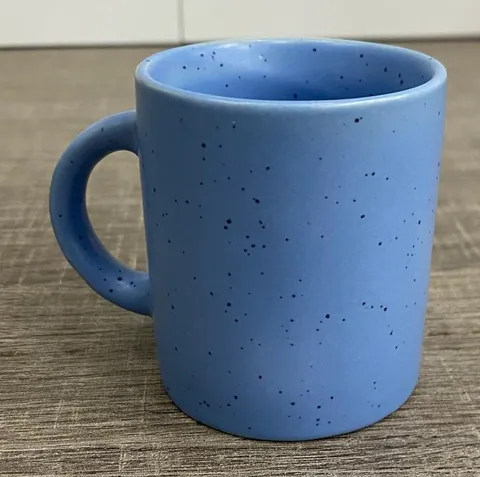 Caneca fosca azul pontilhada