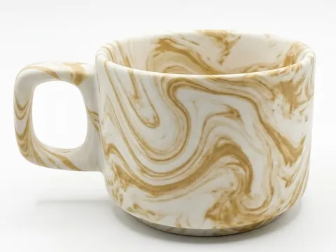 Xícara marmorizada fosca bege e dourada 140 ml