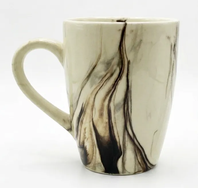 Caneca marmorizada bege e preta