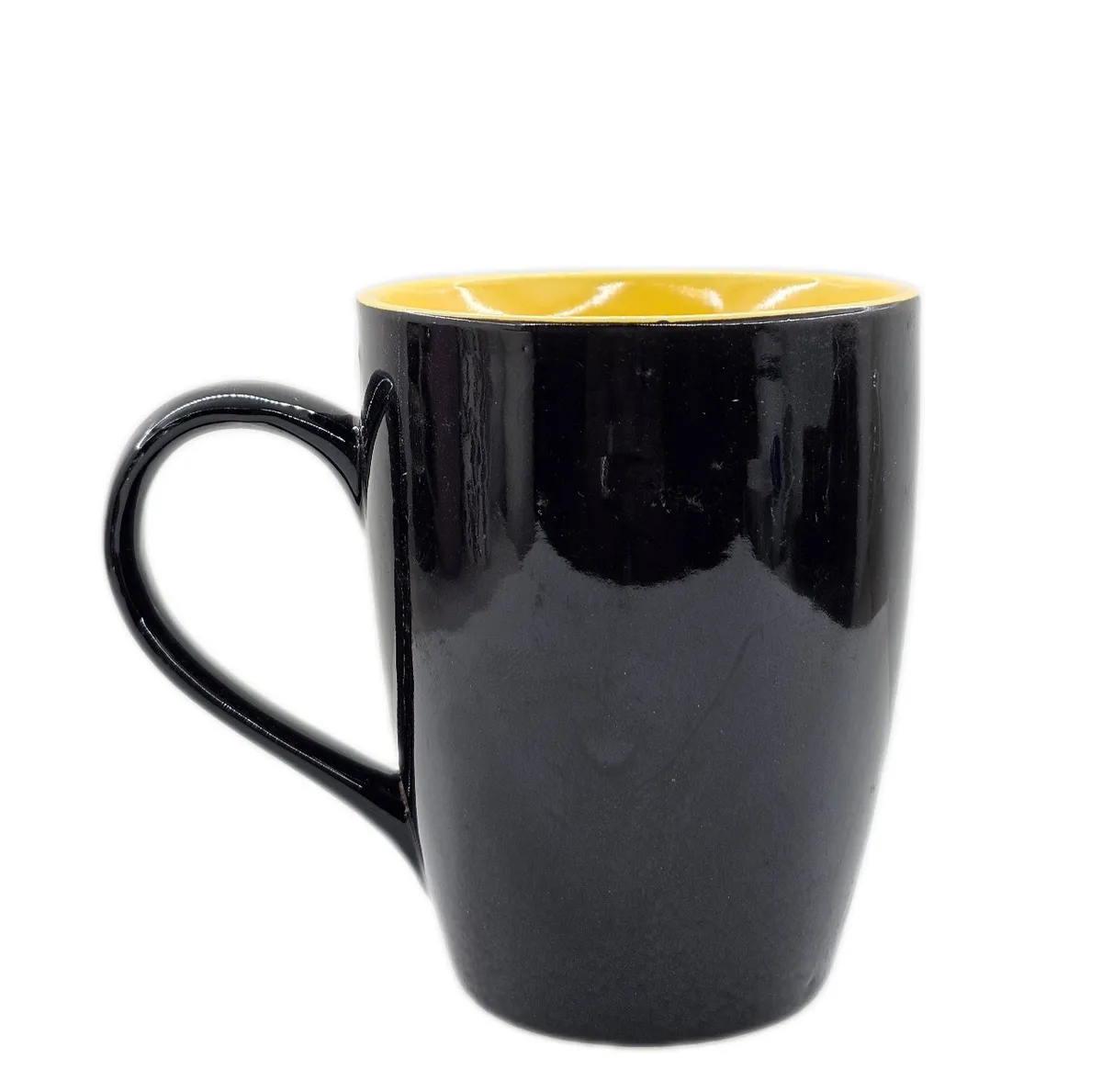 Caneca preta com interior amarelo
