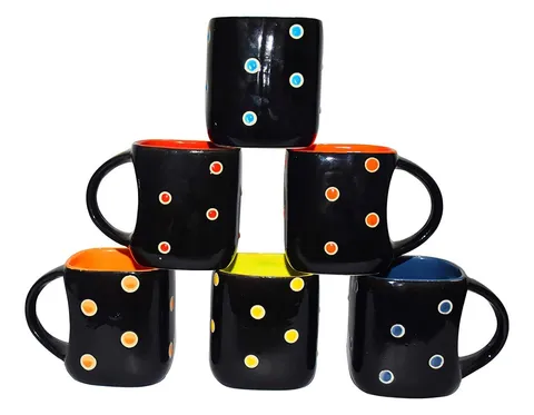 Caneca preta com bolinhas coloridas
