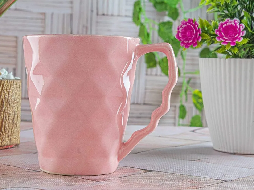 Caneca facetada com alça ondulada