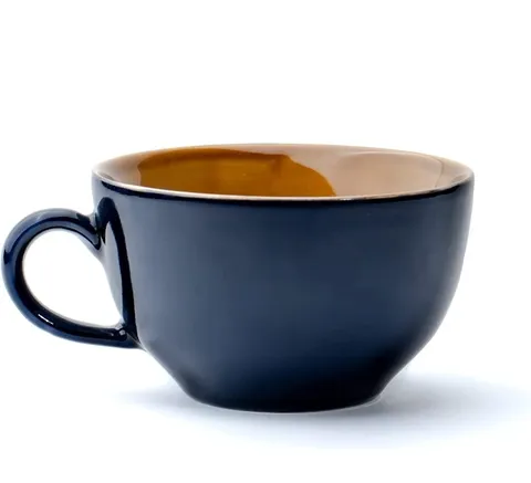 Xícara jumbo azul-marinho com interior caramelo