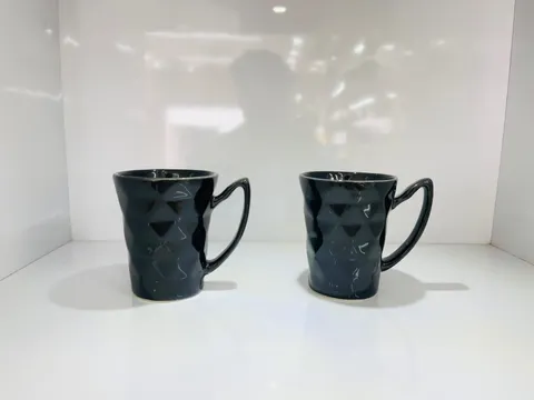 Caneca preta facetada cônica
