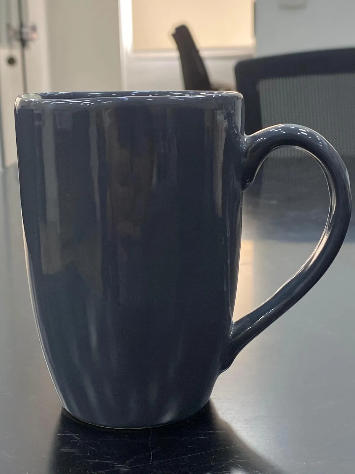 Caneca alta cinza-escuro