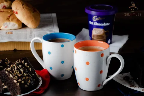 Caneca branca com bolinhas coloridas
