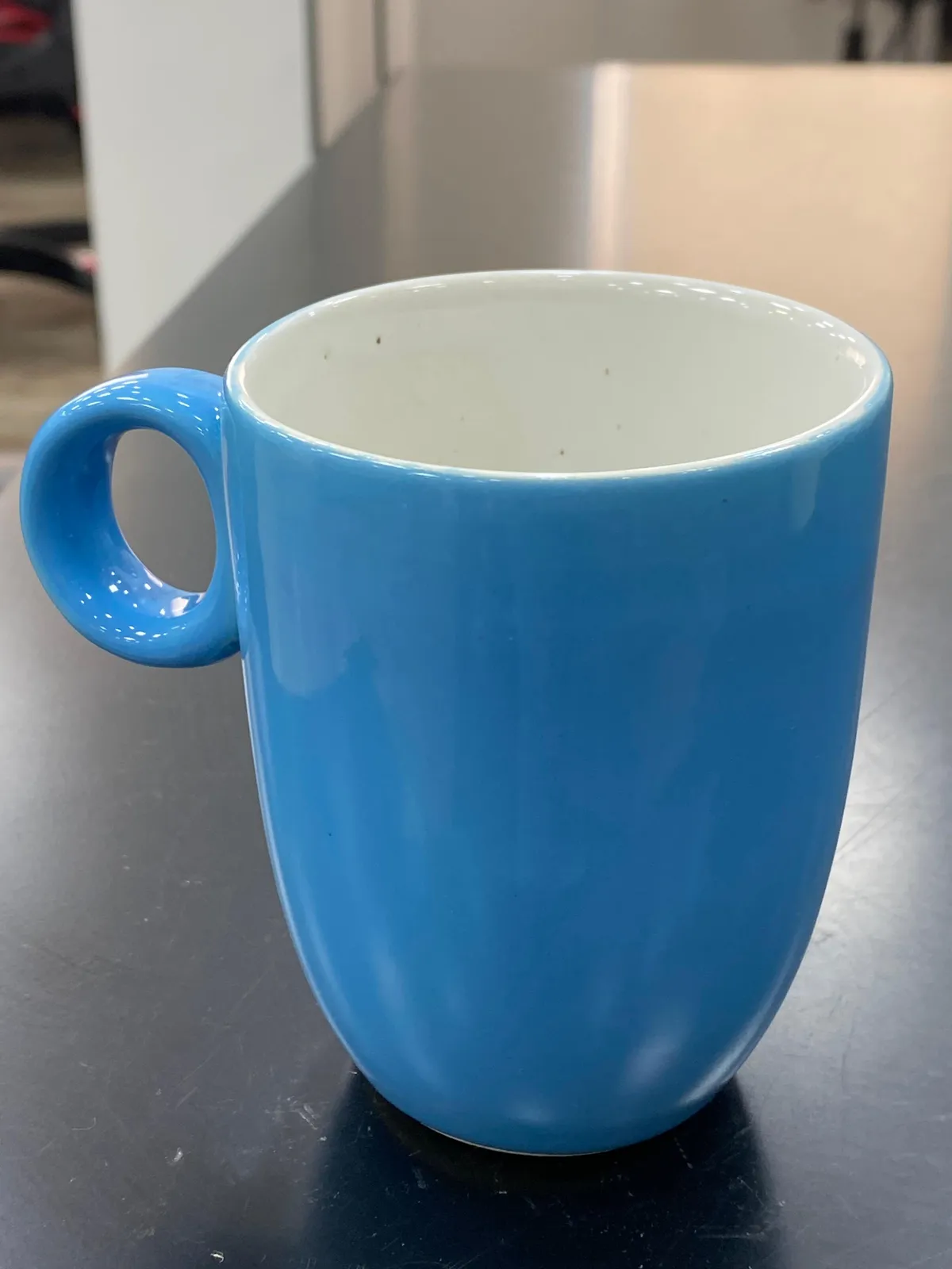 Caneca azul com alça redonda