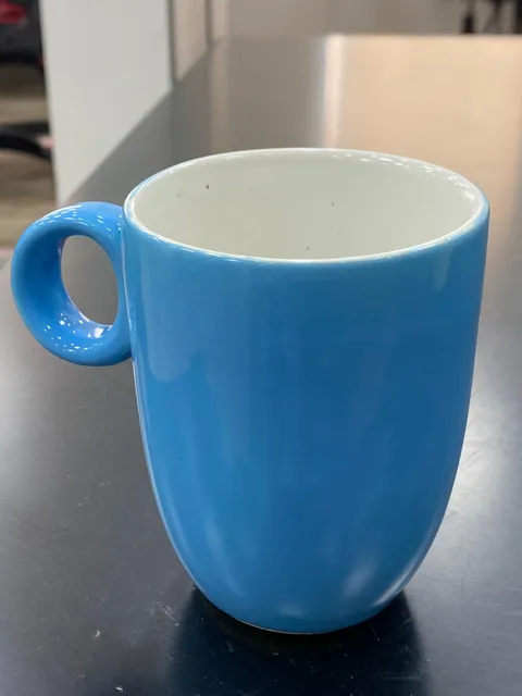 Caneca azul com alça redonda
