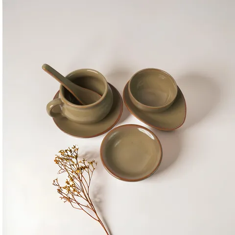 Conjunto oliva com caneca de sopa, bowl e prato
