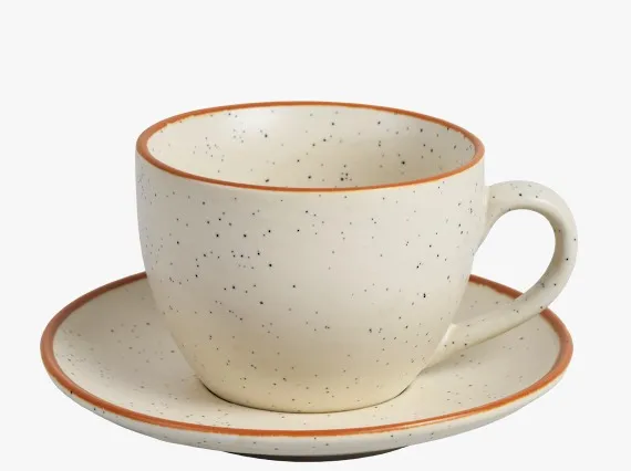 Xícara de chá com pires creme mesclado