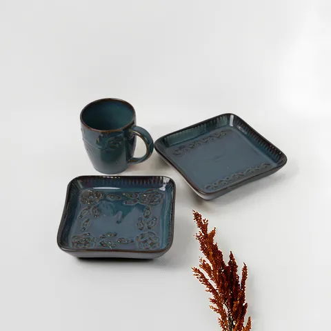 Conjunto azul escuro com pratos quadrados em relevo e caneca