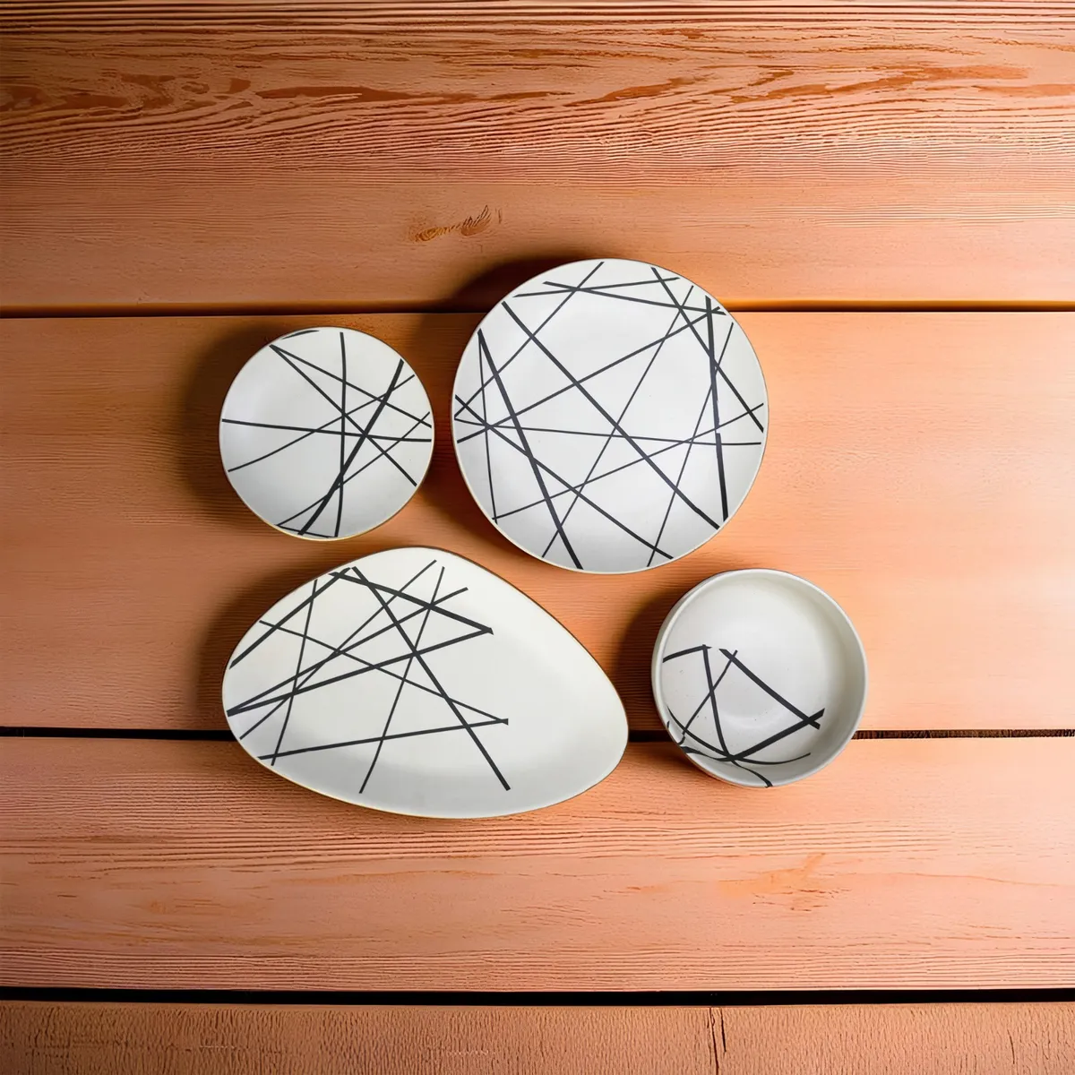 Pratos brancos com linhas pretas geométricas