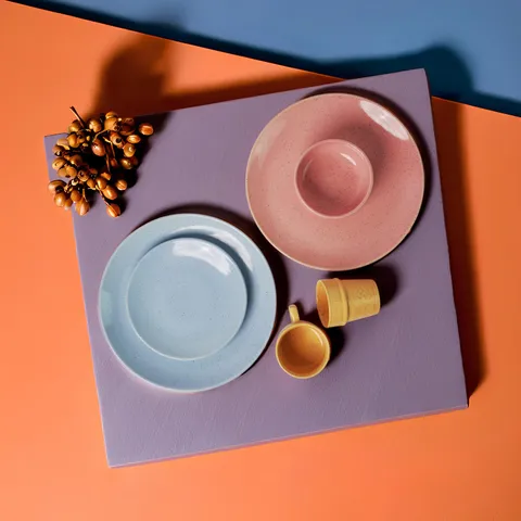 Conjunto de pratos e xícaras em tons pastel