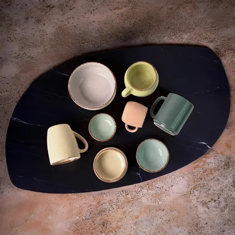 Conjunto de xícaras e bowls em cores sortidas