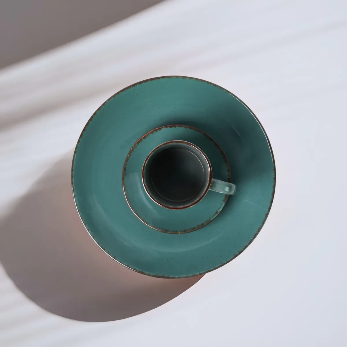 Conjunto azul-petróleo com prato, xícara e pires