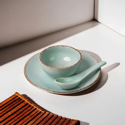 Conjunto verde-água com prato, bowl e colher
