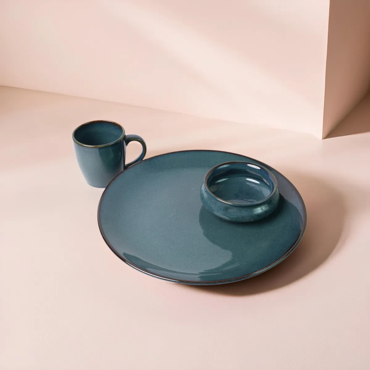 Conjunto azul-petróleo com prato, bowl e caneca