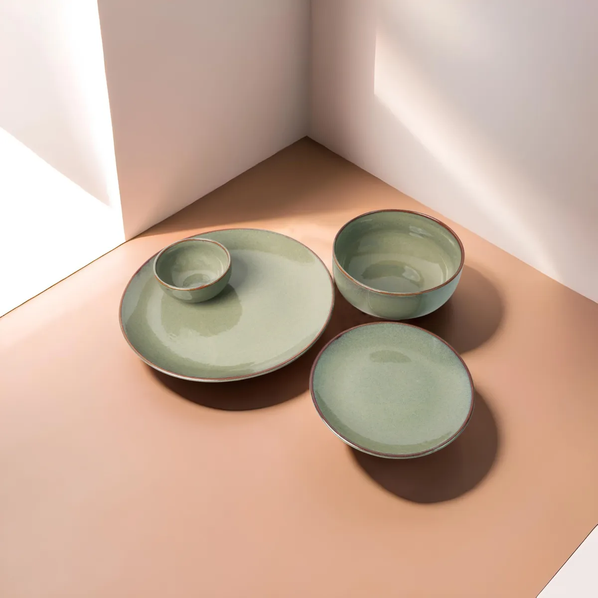 Conjunto verde-claro com pratos e bowls