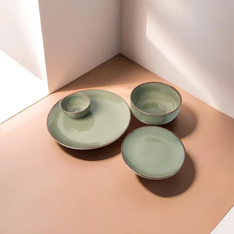 Conjunto verde-claro com pratos e bowls