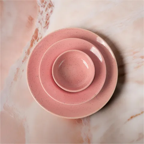 Conjunto rosa mesclado com pratos e bowl