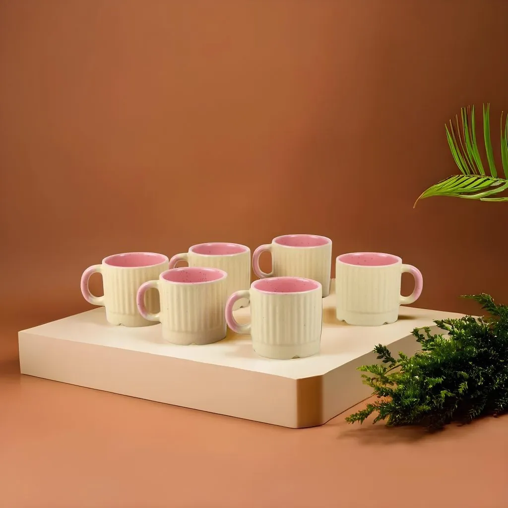 Xícaras caneladas creme com interior rosa