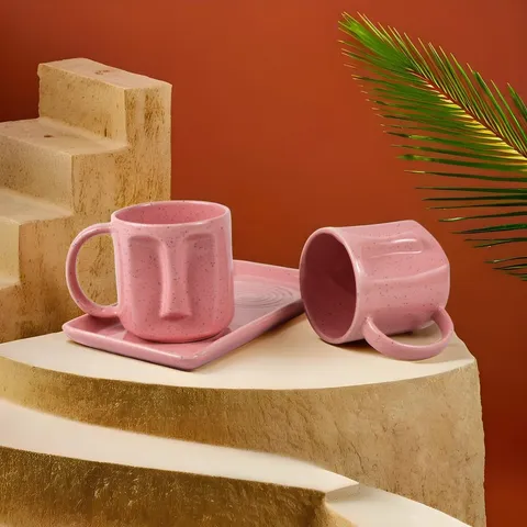 Caneca rosa com rosto em relevo