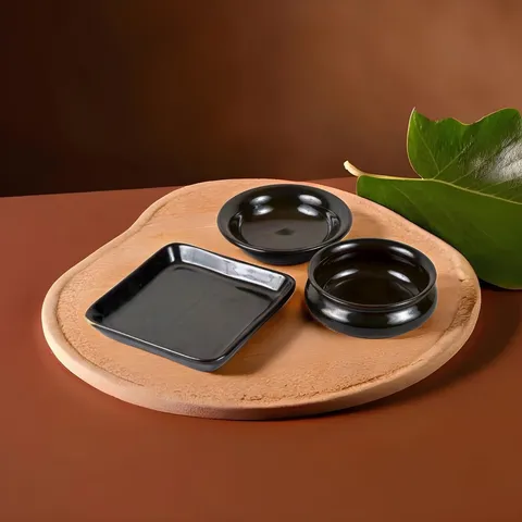 Conjunto preto com prato quadrado e potinhos
