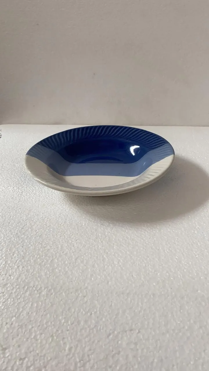 Prato fundo azul e branco canelado