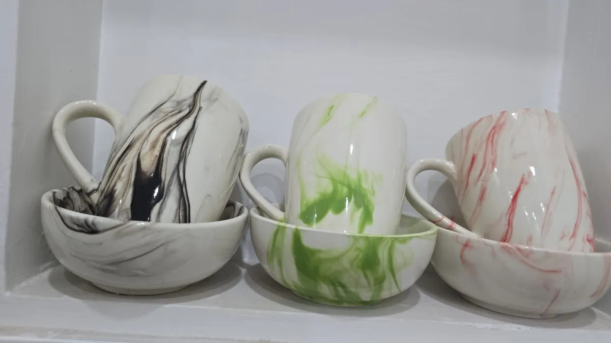 Linha marmorizada com caneca e bowl