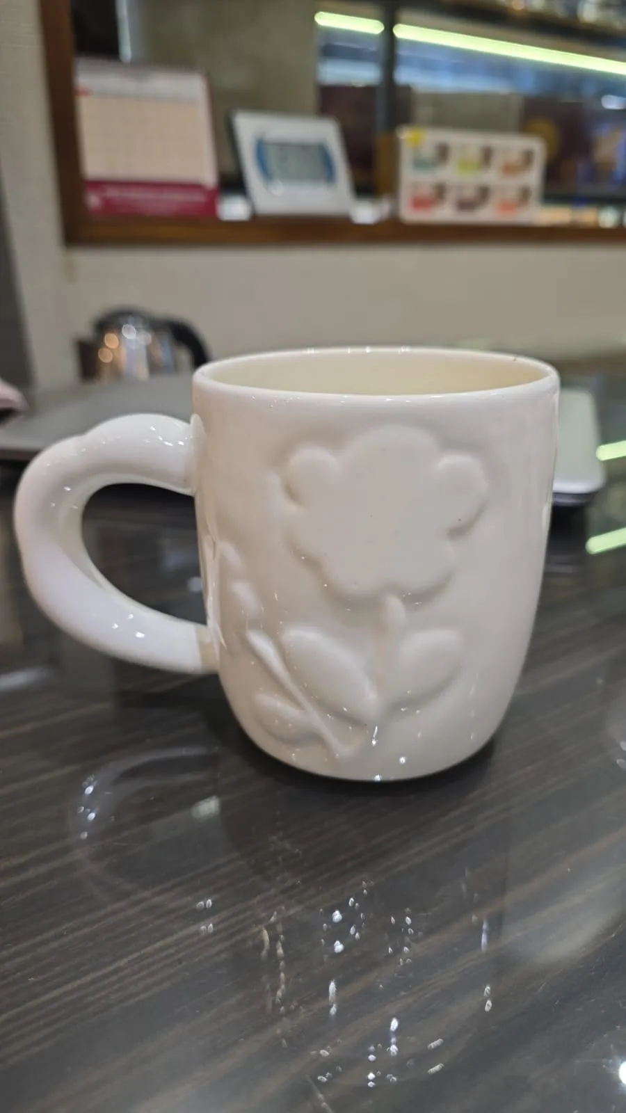 Caneca branca com flor em relevo
