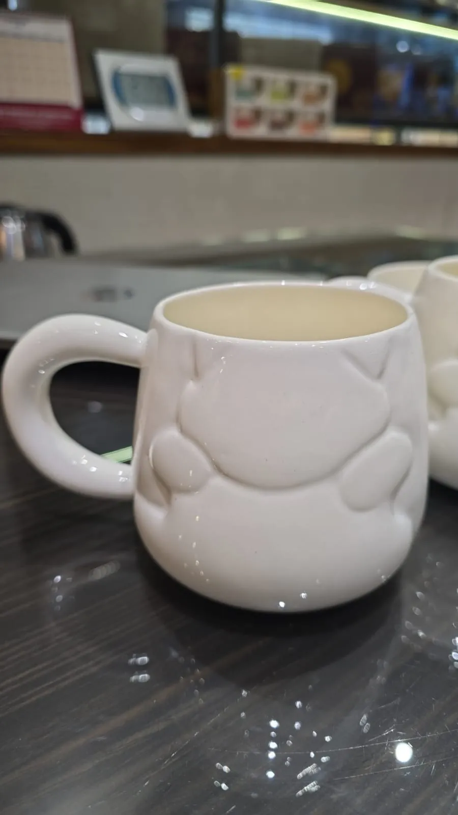 Caneca branca bojuda com relevo