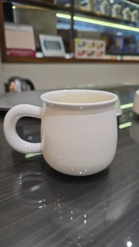 Caneca branca bojuda lisa