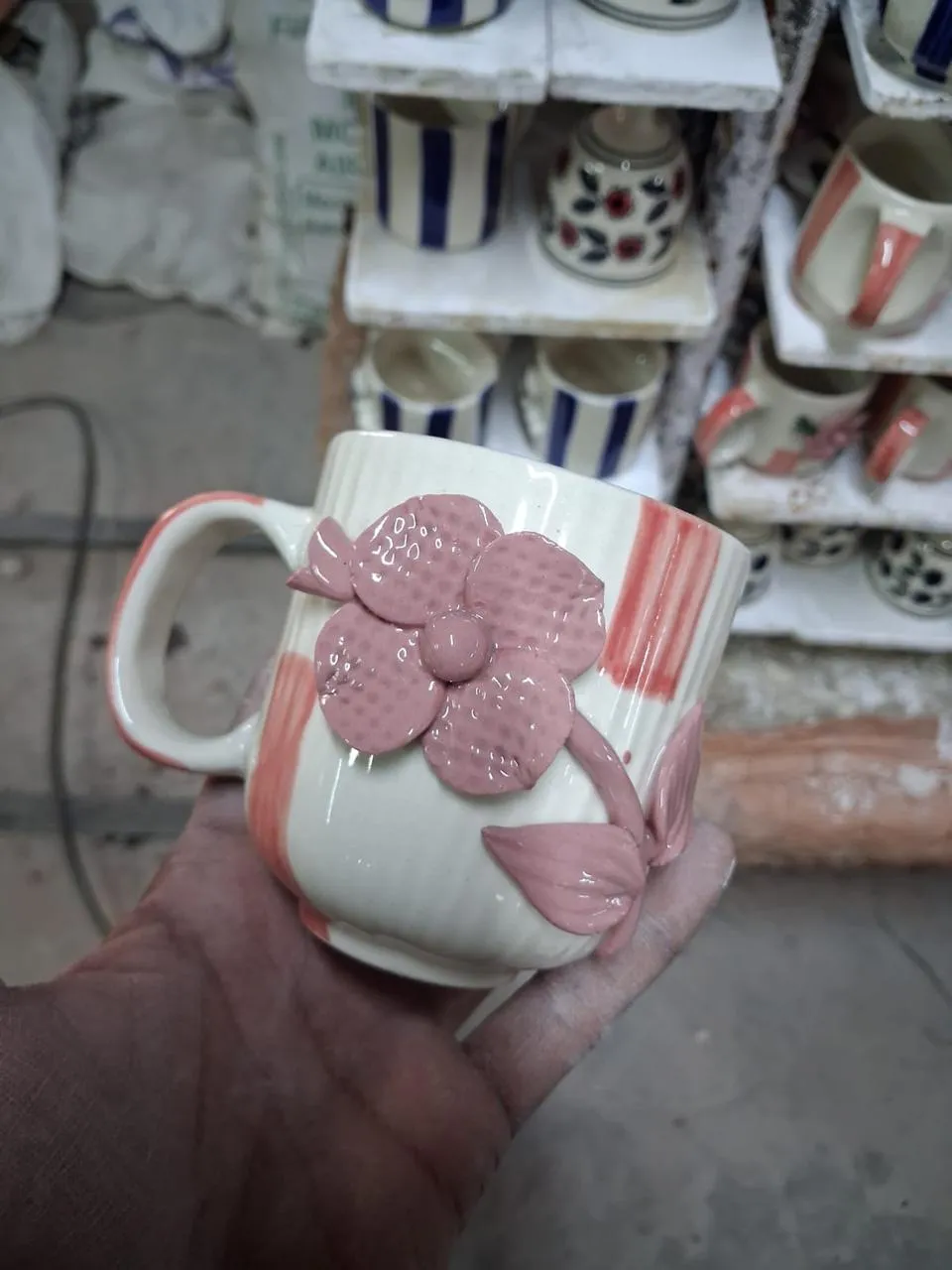 Caneca canelada com flor rosa 3D