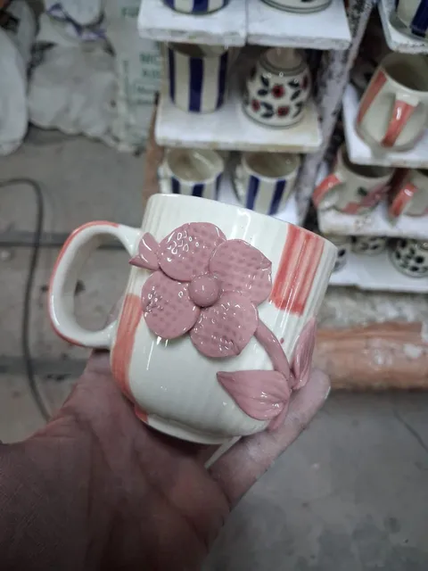 Caneca canelada com flor rosa 3D