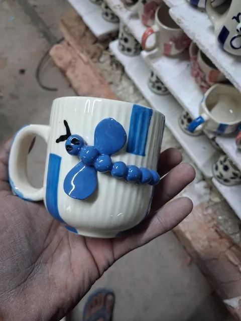Caneca canelada com libélula azul 3D